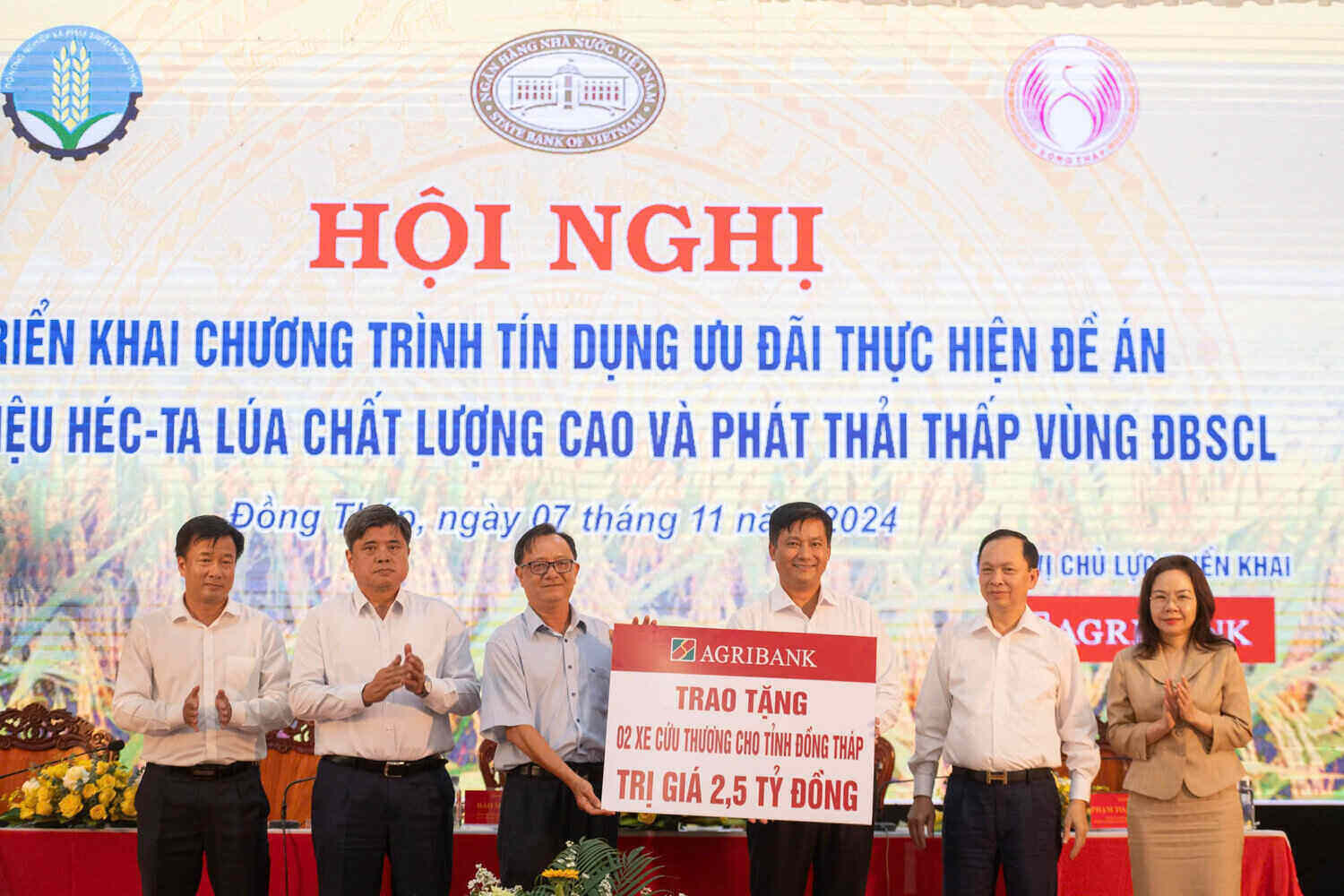 Nhan su kien nay, Agribank da trao tang tai tro 02 xe cuu thuong, tri gia 2,5 ty dong cho Hoi chu thap do tinh Dong Thap gop phan co them nguon luc cho cong tac y te, an sinh xa hoi tai dia phuong. Anh: Agribank