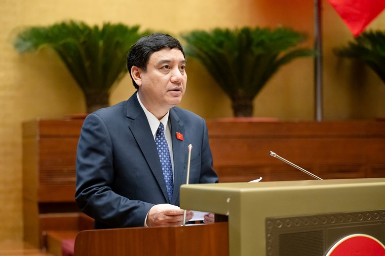 Chairman of the Committee on Culture and Education Nguyen Dac Vinh presented the Report on the review of the draft Law amending and supplementing a number of articles of the Law on Advertising. Photo: Pham Thang