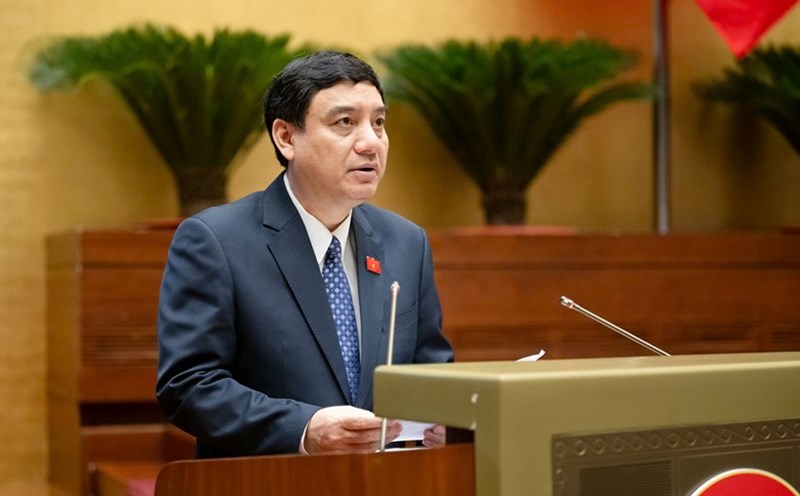 Chairman of the Committee on Culture and Education Nguyen Dac Vinh presented the Report on the review of the draft Law amending and supplementing a number of articles of the Law on Advertising. Photo: Pham Thang