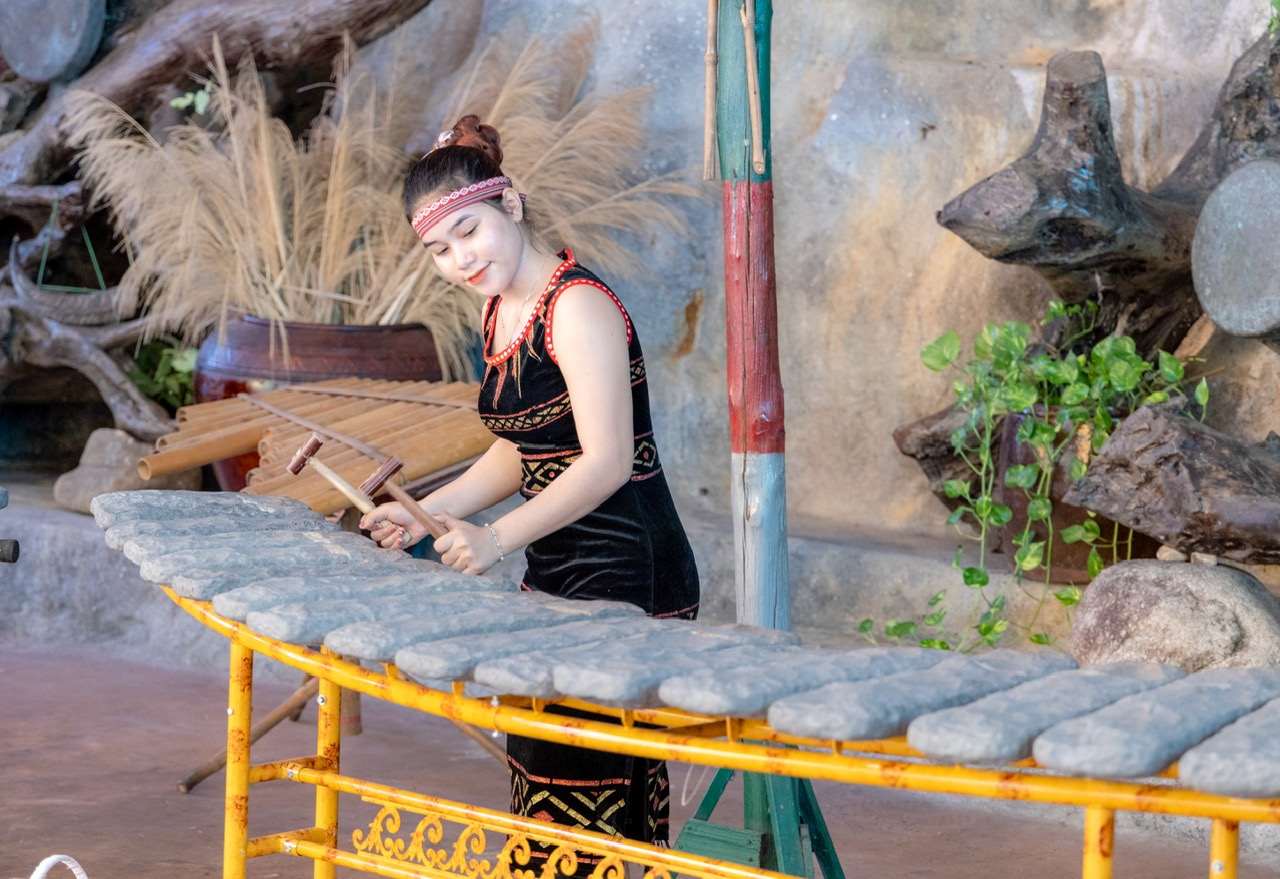 The lithophone is learned and performed by the young generation, spreading to a large number of people and tourists at Yang Bay tourist area. Photo: Linh