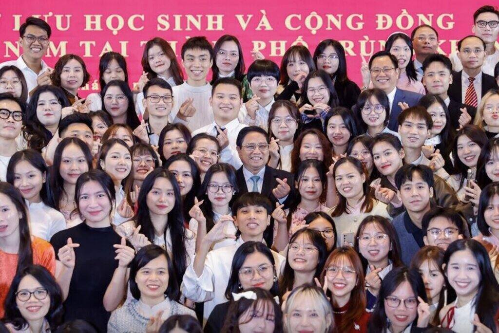 The Prime Minister took a photo with overseas Vietnamese students and the Vietnamese community in Chongqing city. Photo: VGP
