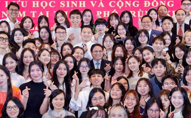 The Prime Minister took a photo with overseas Vietnamese students and the Vietnamese community in Chongqing city. Photo: VGP