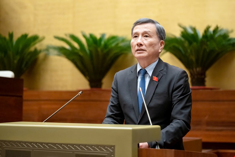 Chairman of the Committee for Science, Technology and Environment Le Quang Huy presented the Report on the review of the draft Law on Chemicals (amended). Photo: Quochoi.vn