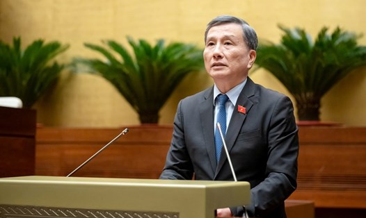 Chủ nhiệm Ủy ban Khoa học, Công nghệ và Môi trường Lê Quang Huy trình bày Báo cáo thẩm tra dự án Luật Hóa chất (sửa đổi). Ảnh: Quochoi.vn