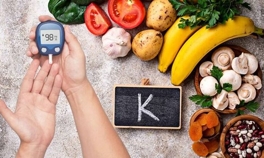 Người đường huyết cao có thể ăn thực phẩm chứa kali. Đồ họa: Hạ Mây