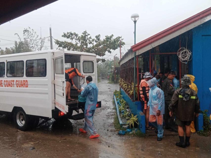 700 families were evacuated by the Coast Guard Station Cagayan (CGS) in Aparri, Cagayan, Philippines on November 7 to avoid Typhoon Yinxing (local name: Marce). Photo: Coast Guard PH