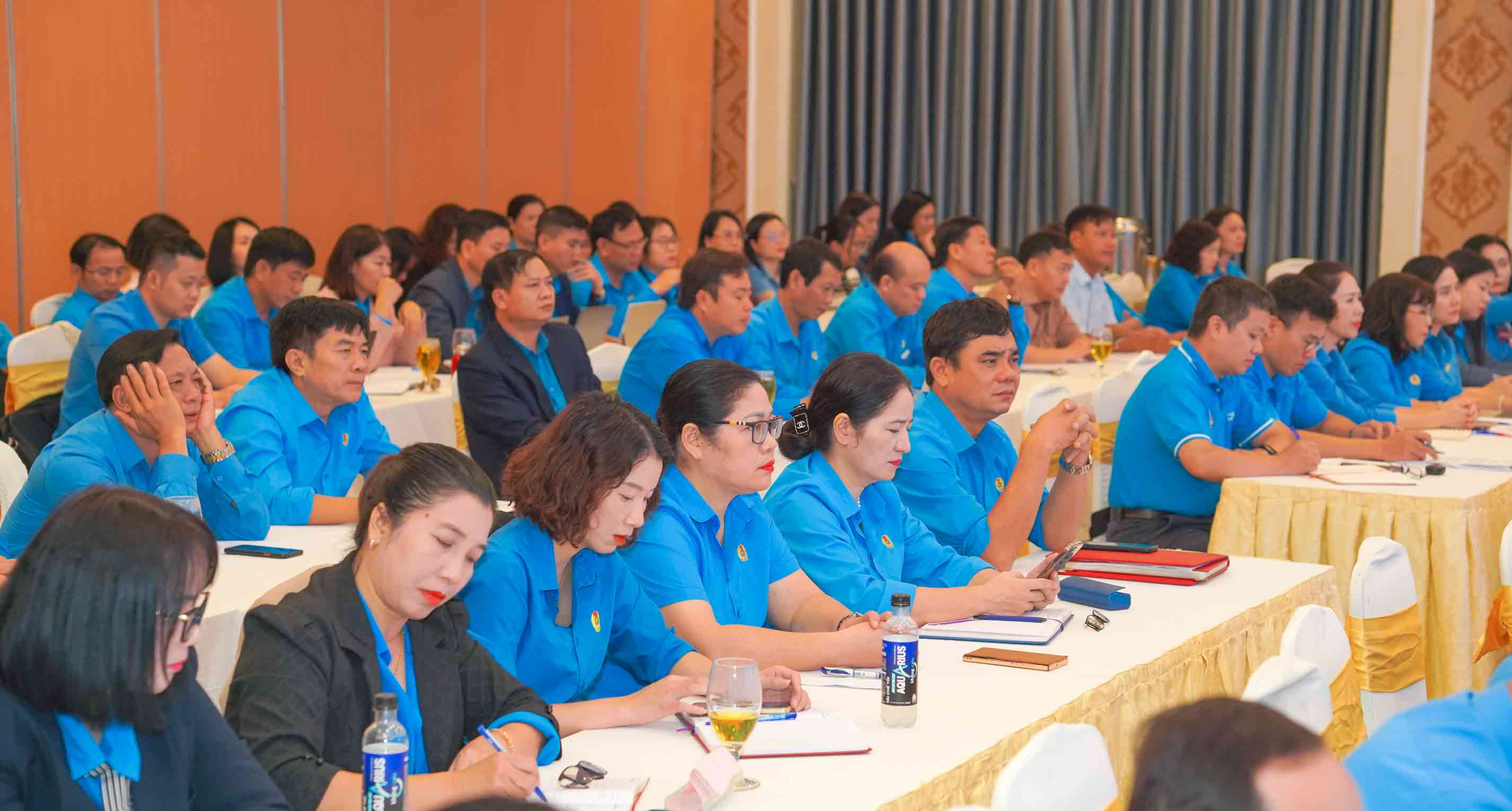 Cac dai bieu tap trung lang nghe cac bai giang. Anh: Duy Chuong.