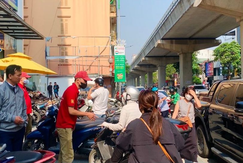 Nhieu nguoi chua kip vao cua hang da phai quay ve vi nhan vien thong bao da het sach nhan. Anh: Phuong Anh