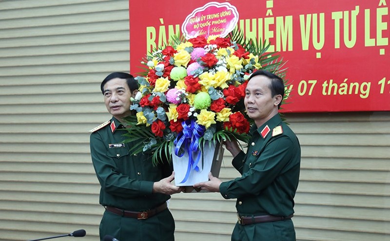 General Phan Van Giang presents flowers to congratulate Major General Tran Van Bac. Photo: VGP