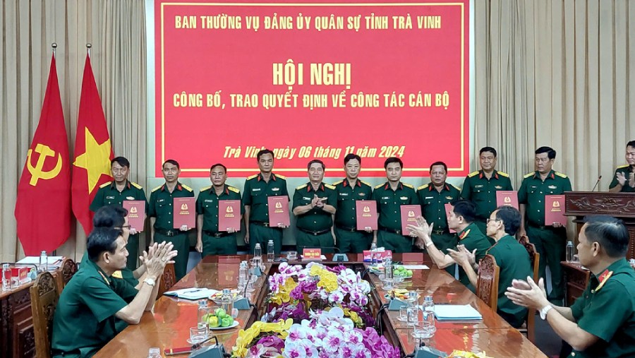 Dai ta Truong Van Tham, Chinh uy Bo CHQS tinh Tra Vinh trao quyet dinh bo nhiem va dieu dong cac si quan quan doi. Anh: Huu Hiep 