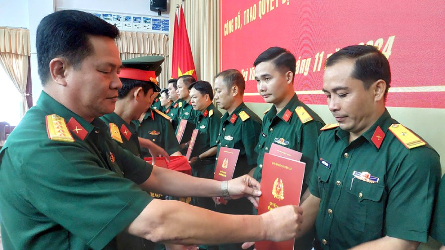 1 Thiếu tướng, 12 sĩ quan cấp tá quân đội nhận nhiệm vụ mới