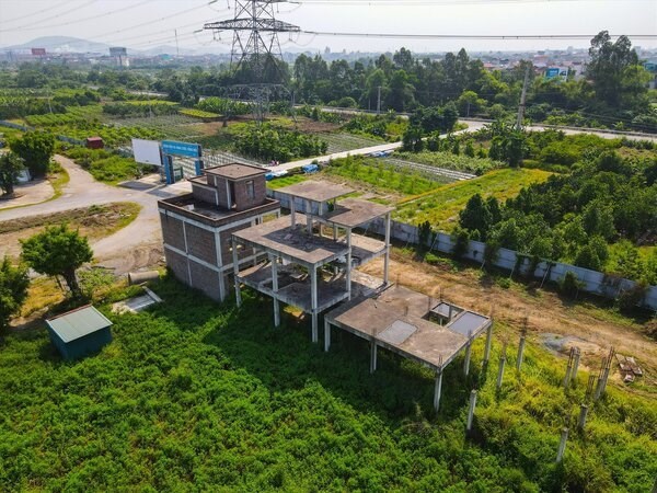 The New Life Hospital project (Tu Son City, Bac Ninh), with a total investment of 1,500 billion VND, has been requested to stop operating due to being abandoned, causing waste for many years. Photo: Tran Tuan