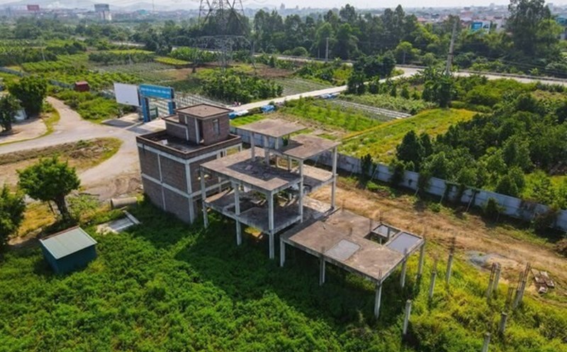 The New Life Hospital project (Tu Son City, Bac Ninh), with a total investment of 1,500 billion VND, has been requested to stop operating due to being abandoned, causing waste for many years. Photo: Tran Tuan