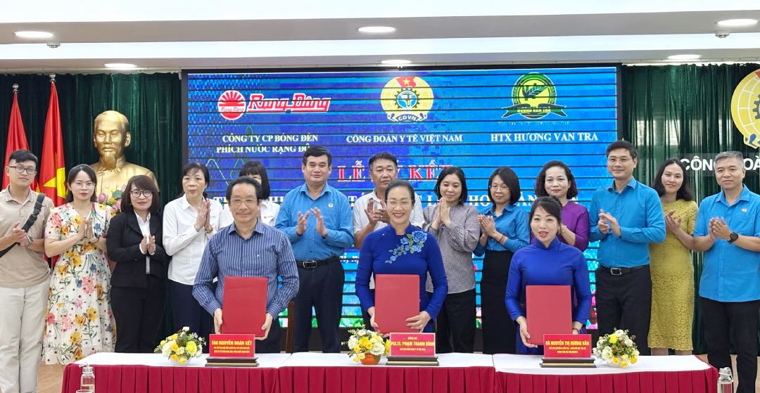 Vietnam Health Trade Union signed a cooperation agreement on welfare for union members with Rang Dong Light Source and Vacuum Flask Joint Stock Company and Huong Van Tra Cooperative. Photo: Bao Han