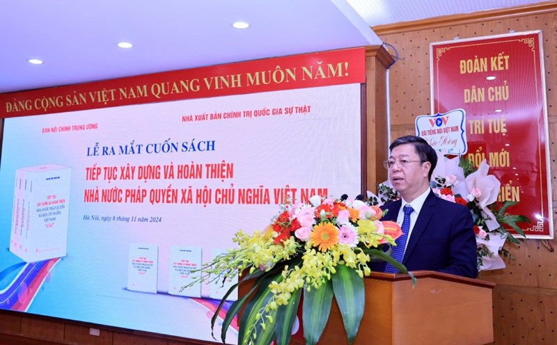 Associate Professor, Dr. Vu Trong Lam, Director - Editor-in-Chief of the National Political Publishing House Truth, introduced at the book launch ceremony. Photo: T.Vuong