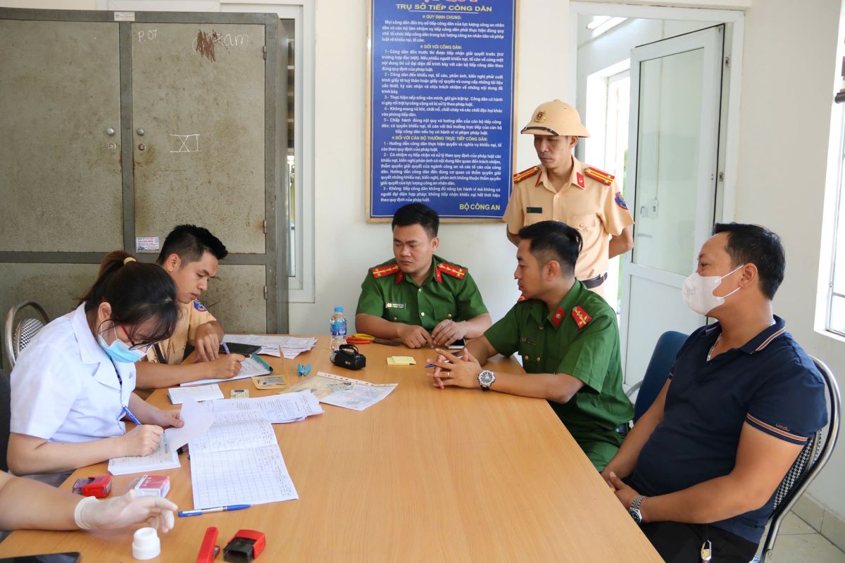 Trạm Cảnh sát giao thông Lưu Kiếm ra quân kiểm tra, xử lý người điều khiển phương tiện vận tải đường bộ có hành vi vi phạm về ma túy, nồng độ cồn. Ảnh: Công an TP Hải Phòng