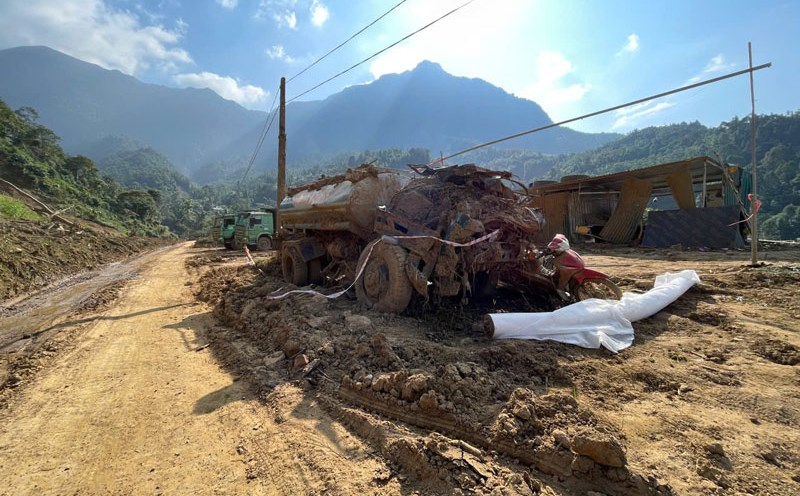Two months after storm No. 3, the road to Y Ty is still littered with rocks and soil. Photo: Dinh Dai