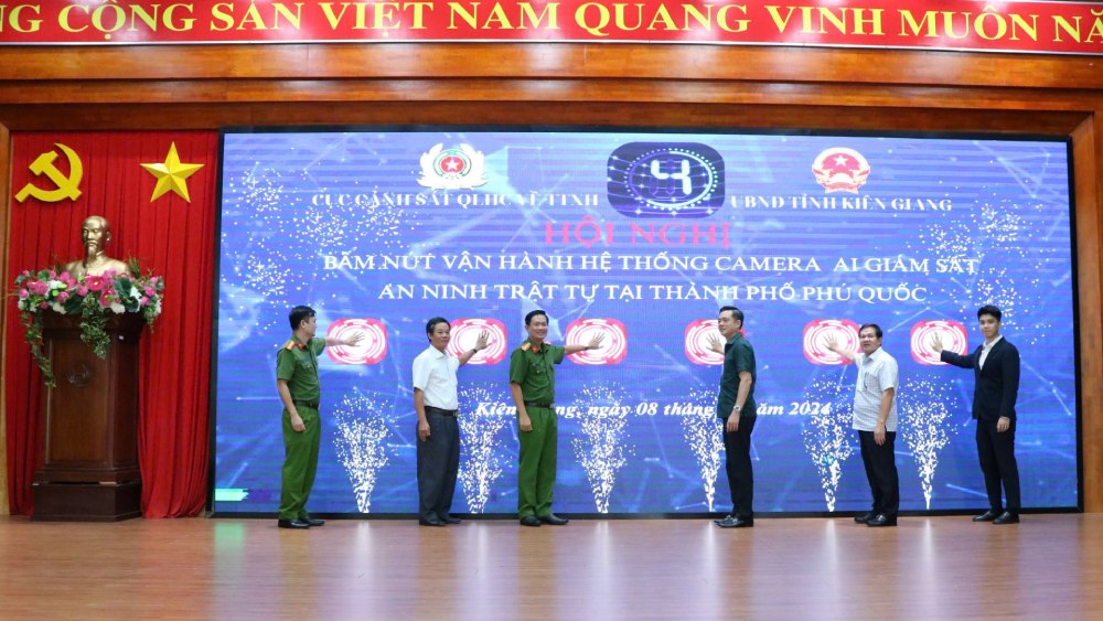 Delegates perform the ceremony of pressing the button to operate the AI ​​Camera system in Phu Quoc City. Photo: Tien Dung