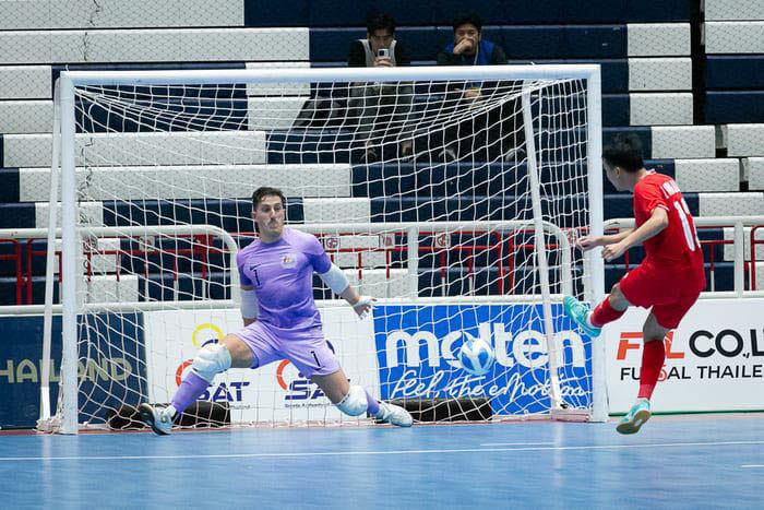 Tuyen futsal Viet Nam thi dau no luc truoc Australia. Anh: AFF