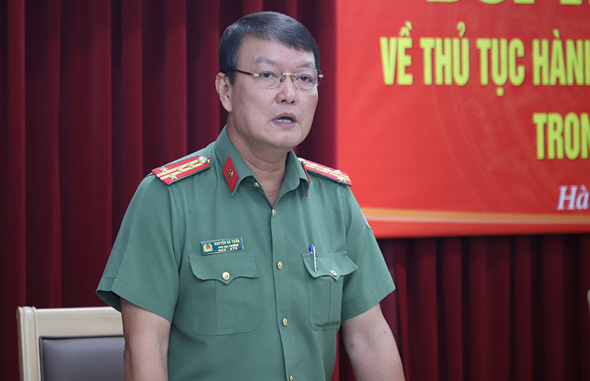 Colonel Nguyen Ba Tuan - Deputy Director of Department A08 mentioned the new domain name for issuing electronic visas that will soon be put into operation. Photo: Quang Viet