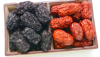 Red and black apples are both excellent sources of nutrition with unique health benefits. Graphics: Quang Minh.