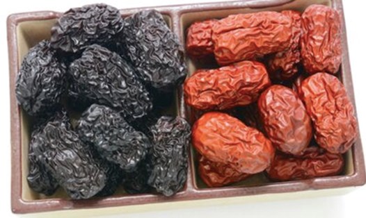 Táo đỏ và táo đen đều là nguồn dinh dưỡng tuyệt vời với những lợi ích sức khỏe đặc trưng. Đồ họa: Quang Minh.