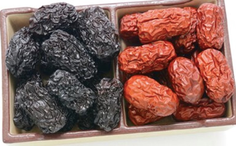 Red and black apples are both excellent sources of nutrition with unique health benefits. Graphics: Quang Minh.