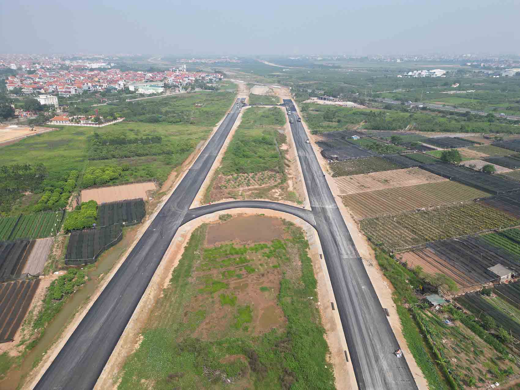 Doan tuyen qua xa Tien Yen (Hoai Duc) da ro hinh hai va dang duoc tham nhua mat duong. Anh: Huu Chanh