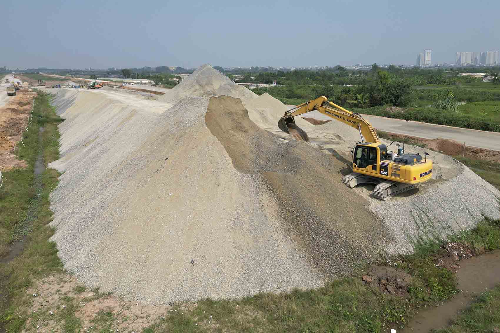 Ve vat lieu thi cong Base hien nha thau da tap ket 8 bai vat lieu tren cong truong, da chuyen 70% khoi luong vat lieu Base cho hop dong.