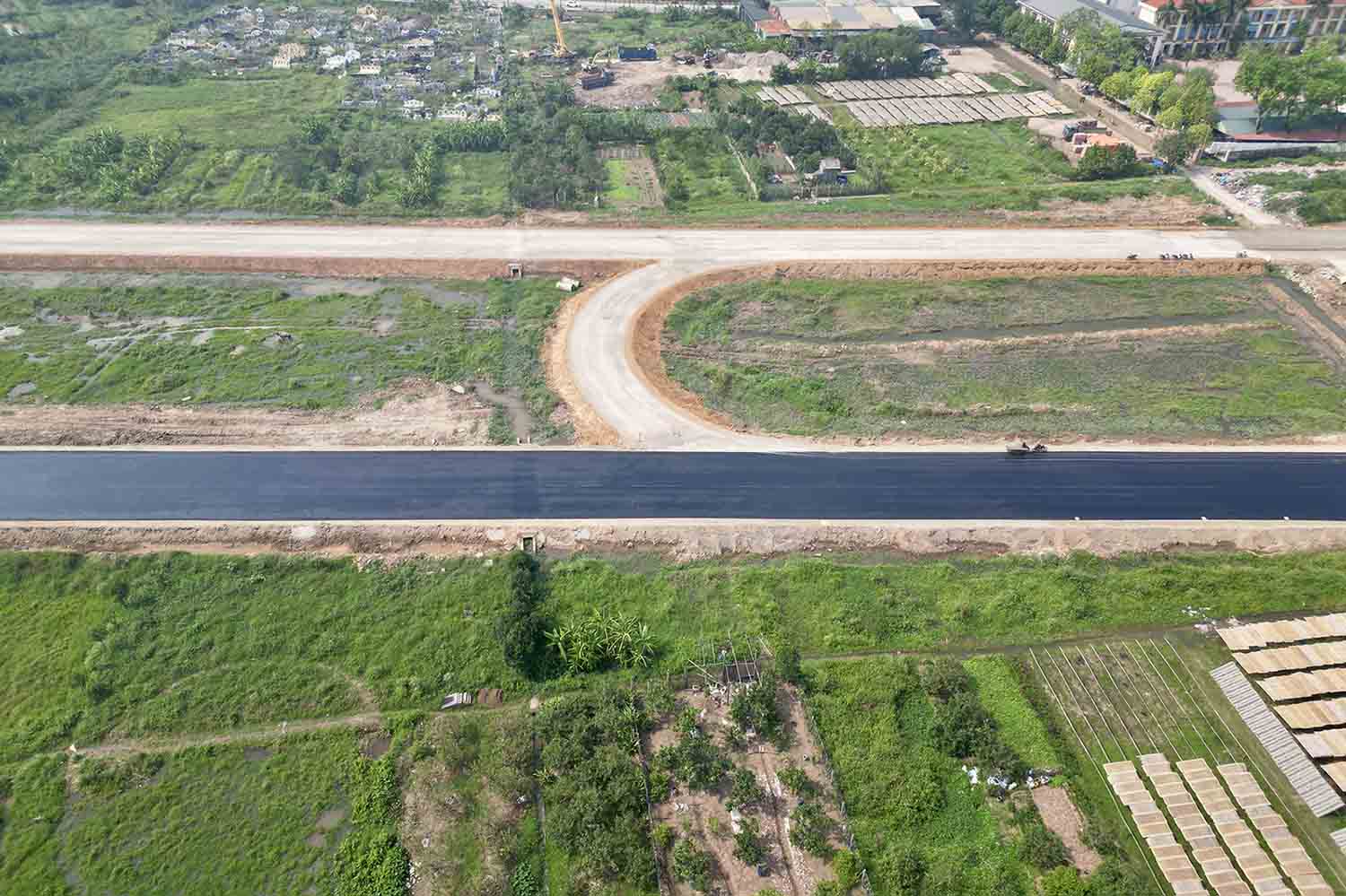 Doan tuyen qua xa Tien Yen (Hoai Duc) da ro hinh hai va dang duoc tham nhua mat duong. Anh: Huu Chanh