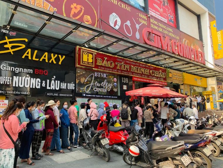 Gold prices reverse, people continue to buy despite difficulties. Photo: Phuong Anh