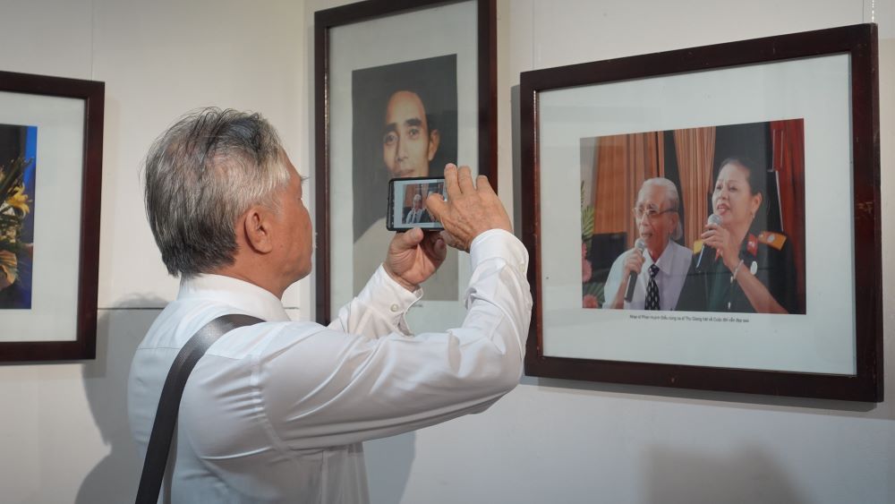 Musician Phan Hong Ha - son of the late musician Phan Huynh Dieu - attended the opening of the exhibition at the Da Nang Fine Arts Museum. Photo: Tran Thi