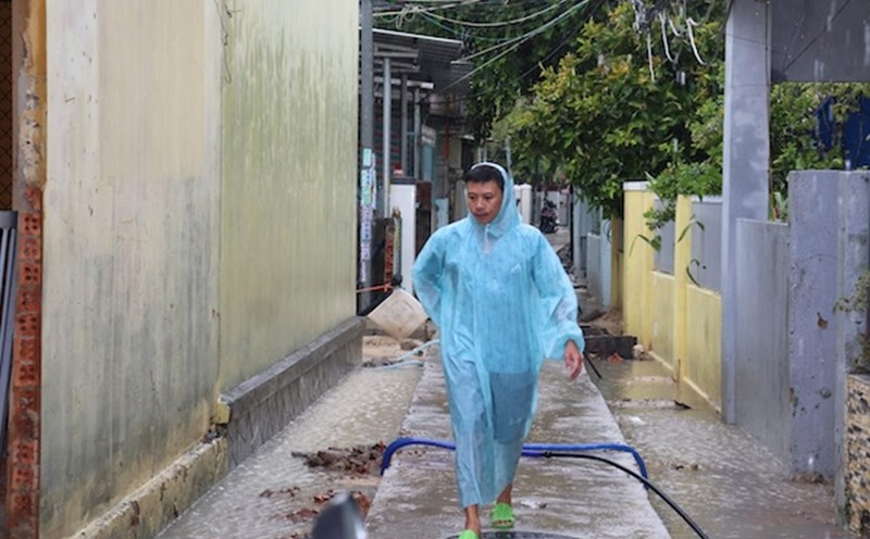 The drainage culvert is nearly 1 meter higher than the floor of people's houses, causing local flooding in group 25 and 26 of Thanh Khe Tay ward, Thanh Khe district, Da Nang city. Photo: Nguyen Linh