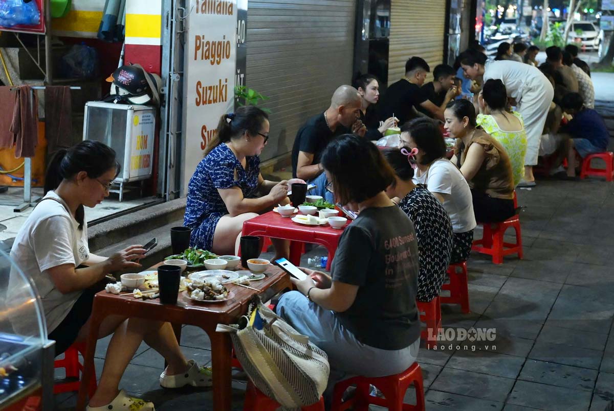 Chi mo ban buoi toi, khong bien hieu quang cao nhung quan luc nao cung dong khach. Anh: Luong Ha