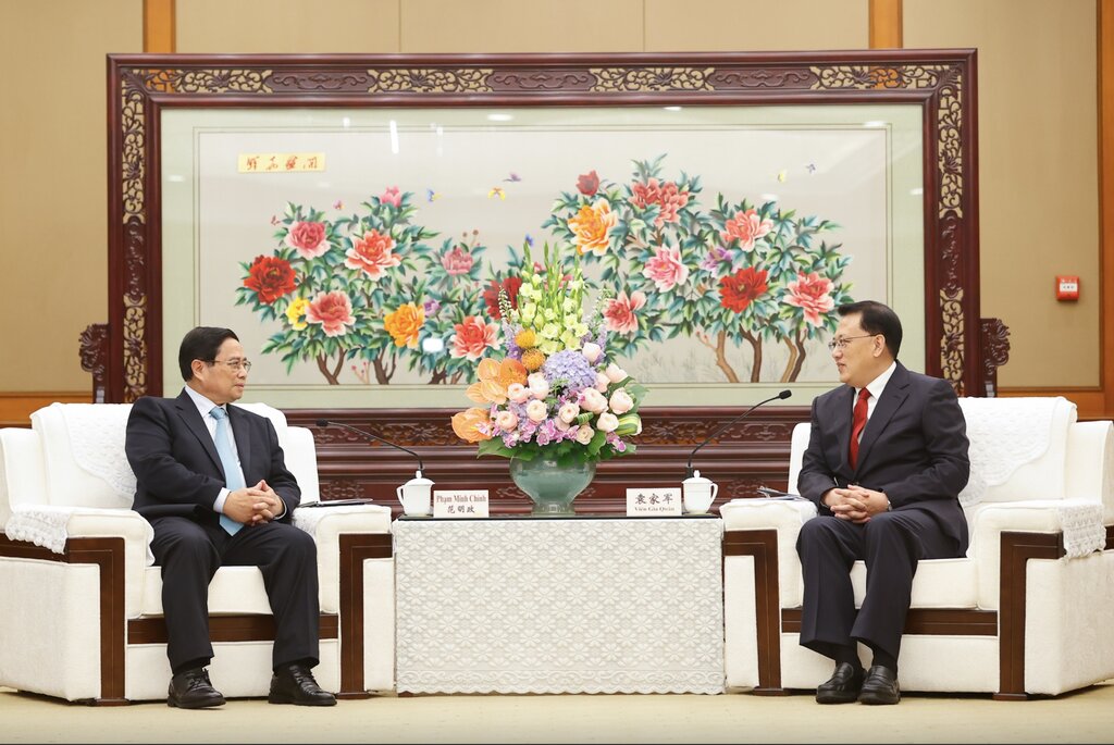 Prime Minister Pham Minh Chinh and Mr. Yuan Jiajun - Secretary of Chongqing Municipal Party Committee (China). Photo: VGP