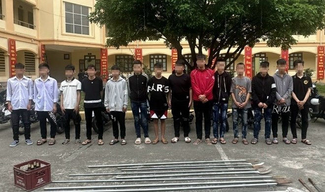 A group of 29 teenagers were summoned by the Ninh Binh City Police Investigation Agency to investigate and handle their behavior of disturbing public order. Photo: Ninh Binh City Police