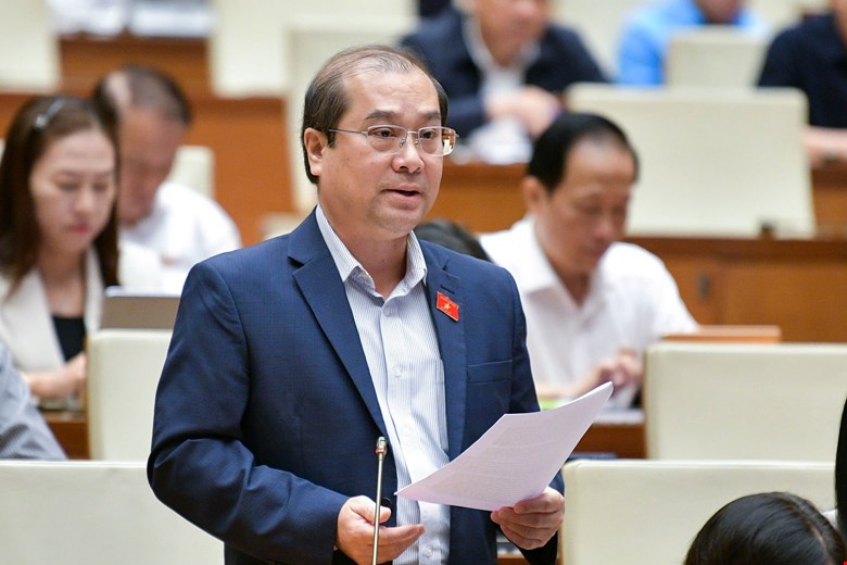 National Assembly delegate Trinh Lam Sinh said his phone number and position were leaked and he was repeatedly threatened with fraud. Photo: Pham Thang