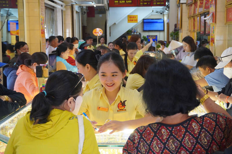 Gold prices are forecast to increase, people are considering buying and selling.