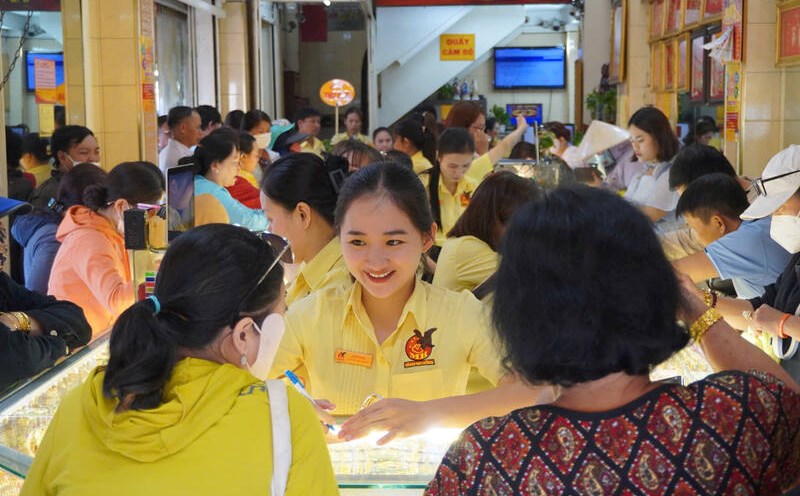 Gold prices are forecast to increase, people are considering buying and selling.