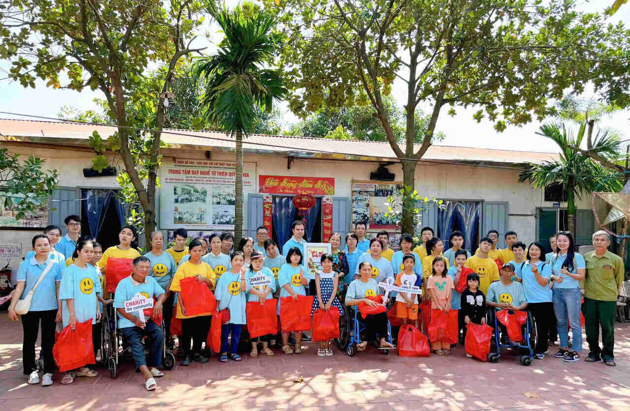 Union members and employees of Hoang Vien Quang Ba Company give support at Quynh Hoa Charity Vocational Training Center. Photo: Union
