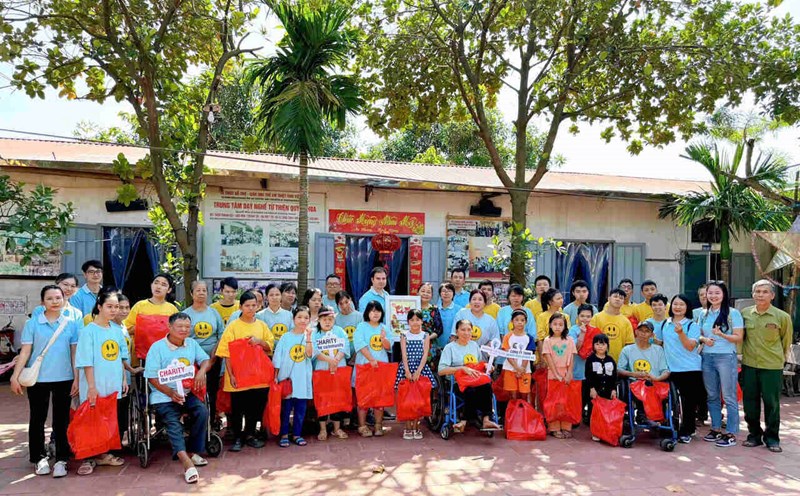 Union members and employees of Hoang Vien Quang Ba Company give support at Quynh Hoa Charity Vocational Training Center. Photo: Union