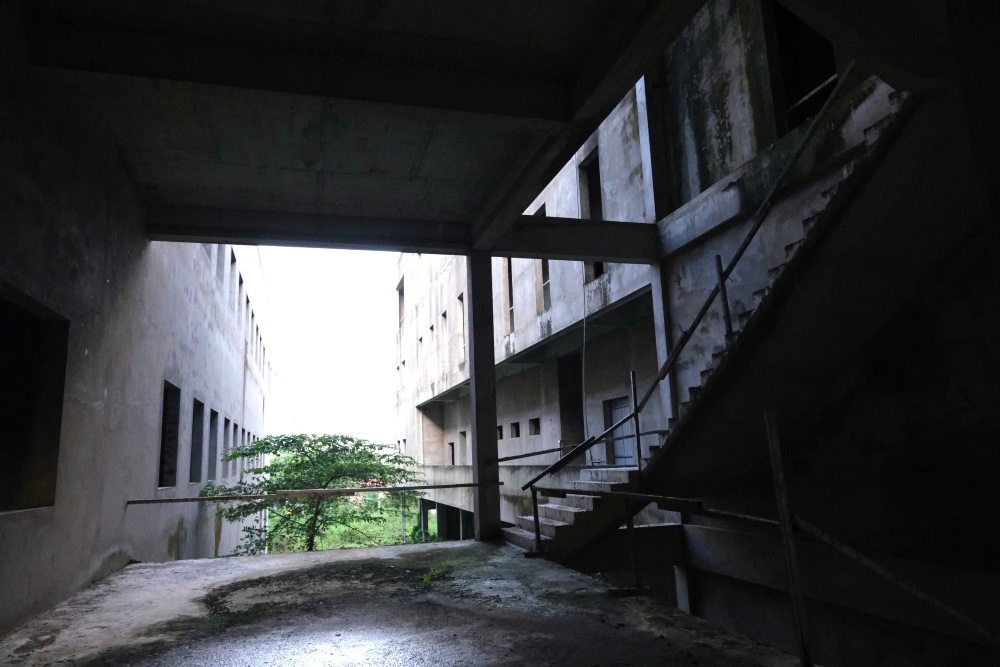 Contractors "waiting" for the day to restart the billion-dollar cancer hospital