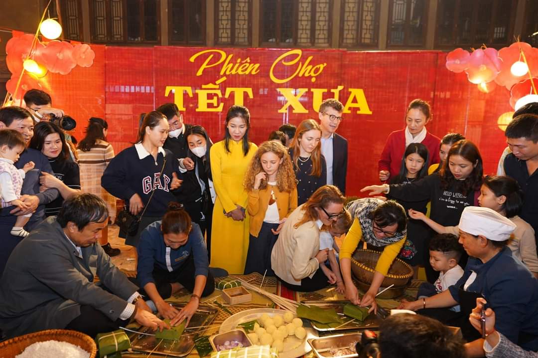 Old Tet festival and gift market in Ninh Binh on the occasion of Lunar New Year 2024. Photo: Nguyen Truong