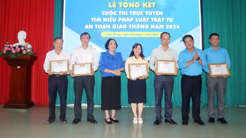 More than 6,000 union members actively participated in the online contest on traffic safety. Photo: Huy Hai