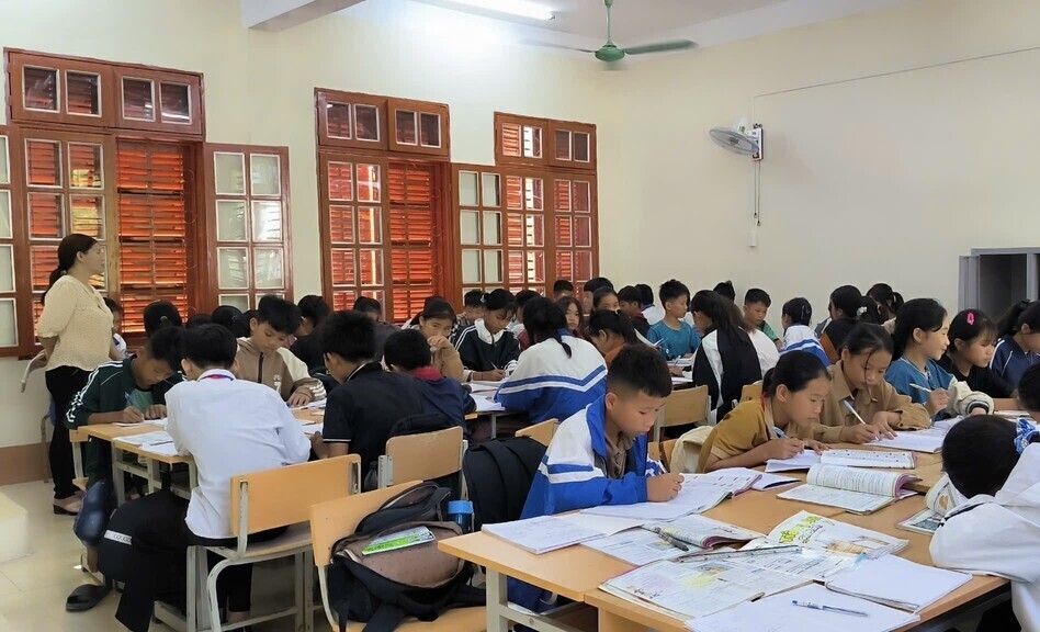 Quynh Nhai district, Son La province conducts a review of teachers who are entitled to policies. Photo: Khanh Linh