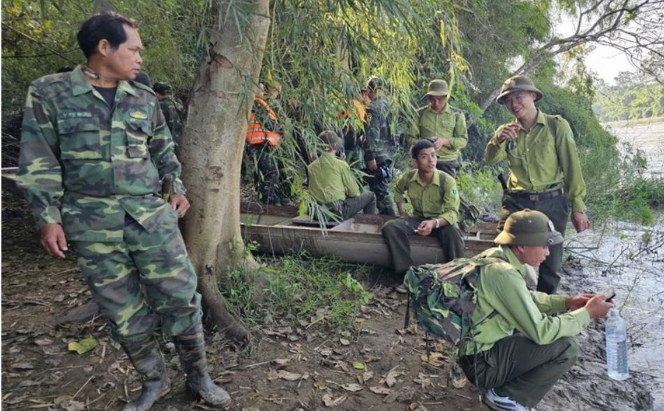 Authorities search for the YAK-130 aircraft in the Serepok River. Photo: Tien Thoai