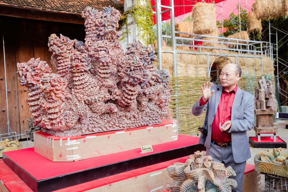 Professor Ngo Xuan Binh shares about his work in the upcoming exhibition "Hien Linh". Photo: Character provided