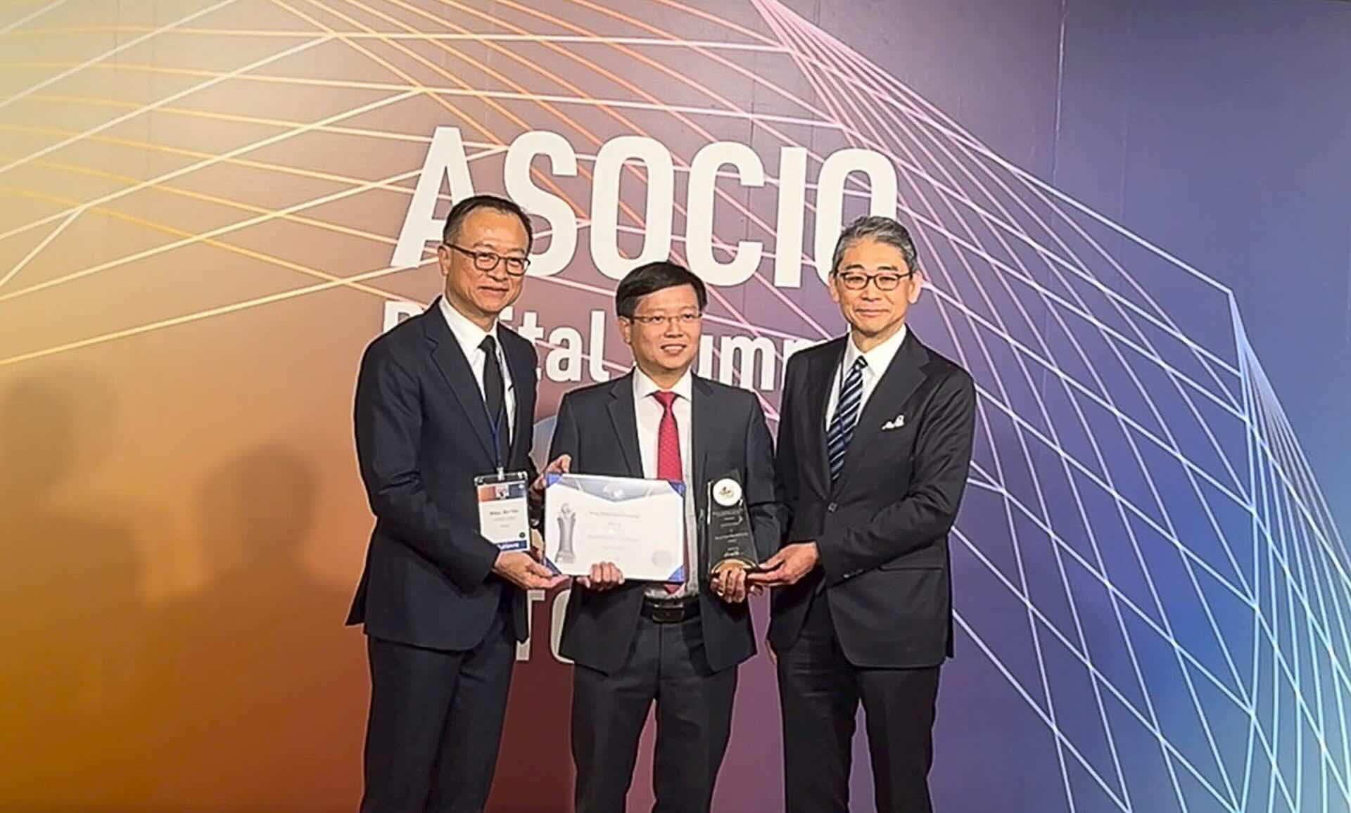 Representative of the Department of Information and Communications of Thua Thien Hue province received the Smart City Award - ASOCIO Smart City Award. Photo: Department of Information and Communications.