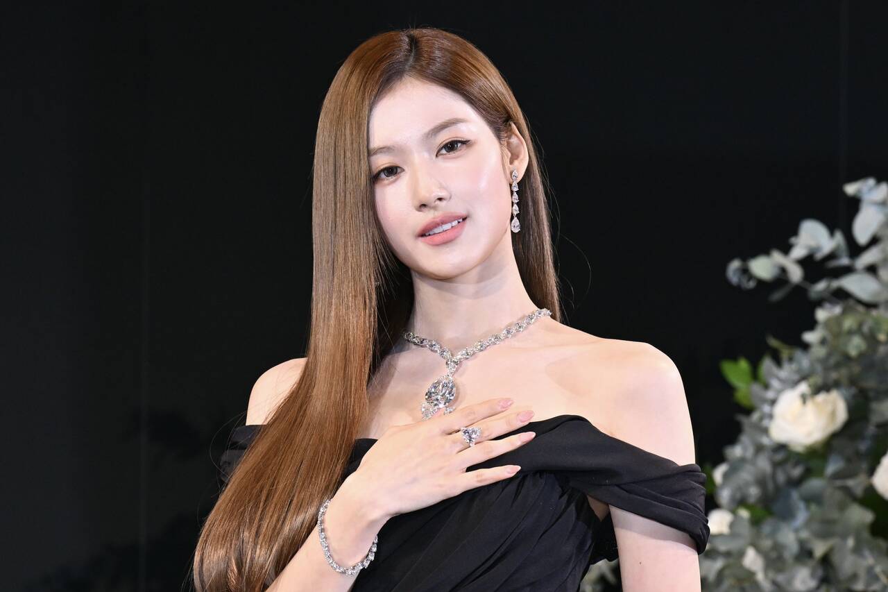 Japanese Kpop idol Sana (TWICE) wears the most expensive jewelry in the world. Photo: Modelpress
