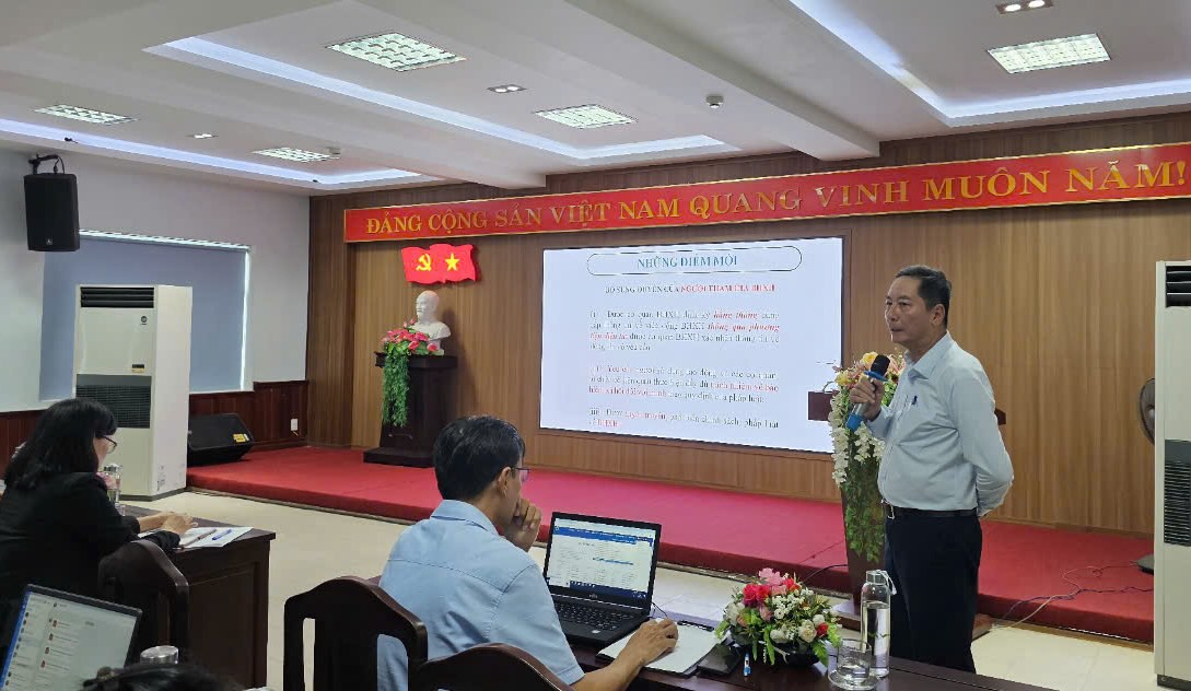 The reporter deployed the new points of the Social Insurance Law 2024 to union officials. Photo: Hoang Hien.